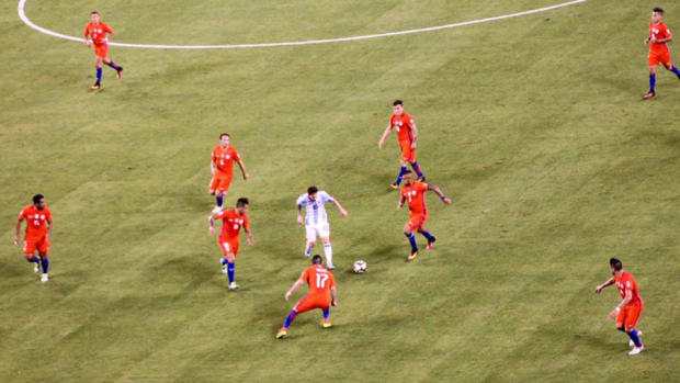 messi-chile-argentina-final-surrounded.jpg